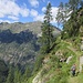 Il bellissimo sentiero per Cazzai, che aggira interamente l'omonima cresta.