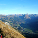 In der Tiefe die Ortschaft Au im Bregenzer Wald. Blick SüdOst über das Gipfelmehr der Allgäuer Alpen, Lechquellengebirge und in der Ferne die Lechtaler Alpen.