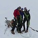 Gipfelfoto auf dem Galenstock; die Rundumsicht hält sich in Grenzen; trotzdem sind wir happy für dieses Gipfelerlebnis, da gestern die Dombesteigung infolge "zu viel Schnee", abgebrochen werden musste...