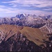 im Hintergrund Zugspitzmassiv und rechts die Mieminger Alpen
