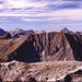 leicht rechts der Mitte der Hochvogel, im Vordergrund die Kreuzspitzen (Elmer,-Mittlere,-Bschlaber Kreuzspitze)