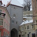 Durch das Tor an der Pikk mitten in der Altstadt gelangt man auf den Domberg (Toompea) von Tallinn.