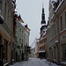 Unterwegs in der Altstadt von Tallinn unterhalb vom Domberg (Toompea), vesteckt sieht man der Turm den Pühavaimu kirik.