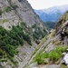 Rechts sieht man den Weg welcher teils über steilen Abgründen hoch nach Corte die Fondo und weiter auf die Alp Foiòi führt.