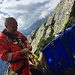 Artus wird flugtauglich eingepackt. Luciano an der Arbeit auf dem steilen und ausgesetzten Grat in der Nähe von P. 2231 - Cùpol in der Gegend der Alpe Foiòi einem Seitental des Bavona Tales.