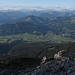 Aber auch der Blick nach Süden über das Kitzbüheler Land bis zum Alpenhauptkamm entschädigt für die Geröllschinderei.