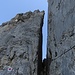 Auch Bergsteiger mit etwas größeren Konfektionsgrößen wie ich können erstaunlich mühelos den Spalt zwischen Turm und Wand durchsteigen.