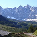 MTB- Anfahrt im Johannestal mit großer Karwendelkulisse; die markanten Gipfel: links, die spitze Laliderer Spitze, Bockkarspitze in der Bildmitte; rechts, die formschöne Nördliche Sonnenspitze