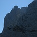 Die Predigtstuhlwände wachsen aus der Steinernen Rinne empor, und auf ihren Gipfeln sieht man die Kletterer. Was, ihr seht  sie nicht? Bittesehr .....