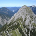 Blick nach Norden zum Südlichen Stuhlkopf(2050m), einsame Karwendelziele; rechts dahinter, der immer gut besuchte Schafreuter(2100m)