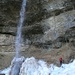 Wasserfall, Felswand, Schnee- und Eismassen - im Grössenverhältnis zu [u Ursula]