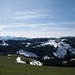 links vom Dörfchen Menzberg zeigen sich sogar Eiger, Mönch und Jungfrau