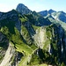 Der Aufstieg nach dem Sattel führt auf guter Wegspur und leichtem gekraxel weiter hoch zur Fochsenflue