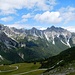 Blick vom Abstiegsweg zur Kreuzjochbahn (2089 m) zu den Kalkkögeln 