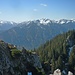 Blickfang am Gipfel: Ammergauer Alpen und Wettersteingebirge.