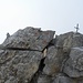 Das Gipfelbuch befindet sich hinter dem hellen Stein - leider aufgeweicht und kaum noch benutzbar