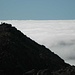Blick vom N-Gipfel auf den S-Gipfel und das Wolkenmeer dahinter.