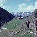 Noch ein historisches Bild vom 11. August 1967. Ab dem Gasthaus Fiegl (wie es damals hieß) gab es keine Fahrstraße, sonst ist die Szenerie mit den Hütten erstaunlich ähnlich. Natürlich gabs viel mehr Schnee auf den Bergen von Hochsölden! 
Links ist Murgl.