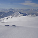 Blick über das Hochblasse-Gipfelplateau zum Ochsenälpeleskopf und zu den Lechtalern