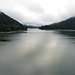 Herbstliche Morgenstimmung im Hochsommer: der Sylvensteinsee auf der Anfahrt.