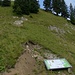 Noch eine Schautafel auf der nördlichen, dem Kuhjoch zugewandten Jura-Seite. <br />Hier haben keine Dinos gescharrt, im Vordergrund befindet sich eine der wenigen durch Schürfarbeiten von Geologen hervorgerufenen  Erosionen. Und es hat sich gelohnt, denn es wurde ein Ammonit gefunden! (siehe Kurz-Info im Berichtstext) 