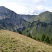 Blickrichtung West vom Kuhjochgipfel: Auch die Fleischbank hat mit dem Kampl einen buckligen Jura-Vorberg.