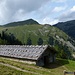 Direkt unterhalb des Hochsitzes: Der Hochstallalm-Hochleger. Hier das Wirtschaftsgebäude und...