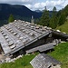 ...hier das  Wohngebäude. So schön und ausgezeichnet erhalten! Nach einer Pause geht es dirittissima auf einem Pfad hinunter zum Niederleger.
