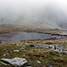 Der Sattel mit den Seen auf ca. 600m, gerade unterhalb des Nebels, der die Orientierung im Abstieg etwas spannender gemacht hat.