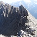 Blick vom Gipfel in die Scharte, die die Hintere von der Vorderen Kendlspitze trennt; nach links der Abstieg ins Dürrenfeld