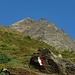 Das nächste Etappenziel ist der mächige Steinmann, der Kote 2488 m markiert.