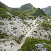 Abstieg Richtung Alpe Tom. Der weiße Sand ist so weiß und tief wie am Meeresstrand
