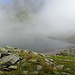 Lago di Dentro, schwach im Nebel erkennbar
