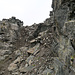 Rückblick kurz vor dem Gipfel auf eine der Schlüsselstellen, die sehr steil und teilweise rutschig ist, es wird rechts am Felsen hinuntergeklettert.