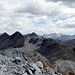 La cresta verso il vicino Gletscherhorn, al centro il Bergalgapass