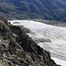 dort vor dem ersten Felsblock entlang steigen wir wieder über den Gletscher ab, nach dem Felsblock nach links.