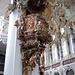 Il magnifico pulpito della chiesa di Wies traboccante di stucchi.