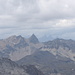 Leider schlechte Sichtverhältnisse.. Links der bei Bergwanderern überaus beliebte Mont Thabor (3178m), das felsige Horn rechts davon ist der Pic du Thabor (3209m). Rechts davon im Hintergrund die Aiguilles d´Arves.