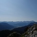 Hier sieht man drei Gebirge auf einmal: Links das Estergebirge, bzw. bayrische Voralpen, in der Mitte zentral das komplette Wettersteingebirge, rechts und im Vordergrund die Ammergauer Alpen
