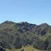 Zoom auf den Puy de Sancy (links). In der Einsattelung rechts unterhalb des Gipfels befindet sich eine Seilbahnstation, über die täglich hunderte (Tausende?) Touristen in Gipfelnähe gelangen.