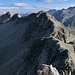 Auf dem Gipfel 2821 des Bianca SSE-Grat: hinten links die Gipfel 2820 (davor das ausgesetzte Grätchen) und 2842 der C. di Gana Bianca, oben von rechts Grauhorn, P. Jut, C. di Fornee und P. di Cassimoi