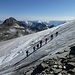 Trotzdem schön: Seilschaft im Aufstieg vom Adulajoch über den blanken Läntagletscher, darüber links das Güferhorn
