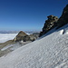 Nach Passieren des Bergschrunds (rechts) Abstieg auf guter Spur über den erst im unteren Teil aperen V. di Bresciana Richtung Grauhorn