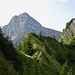 Der Gratpfad welcher vom Bockmattlipass durch den steilen Hang (Furgge/Schneeschmelzi) führt.