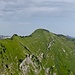 Panorama mit Bockmattli und Tierberg im Hintergrund. Links deutlich erkennbar der Pfad der durch die steile, ausgesetzte Wand zur Schmelzi führt.