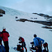 Im Schneefeld unterhalb der steilen Zunge des Gran Paradisogletschers wird angeseilt