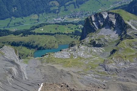 Blick vom Gipfel auf Oberblegisee und First.