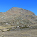 Mont Fallere. Der Aufstieg erfolgt durch den zentralen Teil der hier zu sehenden Südflanke. Zuletzt geht es am Gipfelgrat über leichte Felsen (Seilsicherungen) zum von rechts Gipfel. 