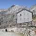 <b>Rifugio Oriondé Duca degli Abruzzi (2802 m).<br />È dedicato a Luigi Amedeo di Savoia-Aosta (1873-1933) duca degli Abruzzi, alpinista ed esploratore italiano. <br />Oriondé è il nome del poggio sul quale il rifugio è ubicato.</b>