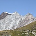 <b>Ad occidente attira la mia attenzione la punta del Dent d’Hérens (4171 m). Una roccia marrone scuro spicca sul resto delle pareti grigie della Cresta Albertini. All’estremità superiore una coltre di neve segue le forme della montagna e amalgama le due tonalità. </b>